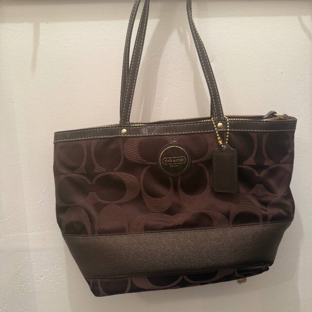 Beautiful brown Coach bag with a classic Y2K-inspired design 🤎